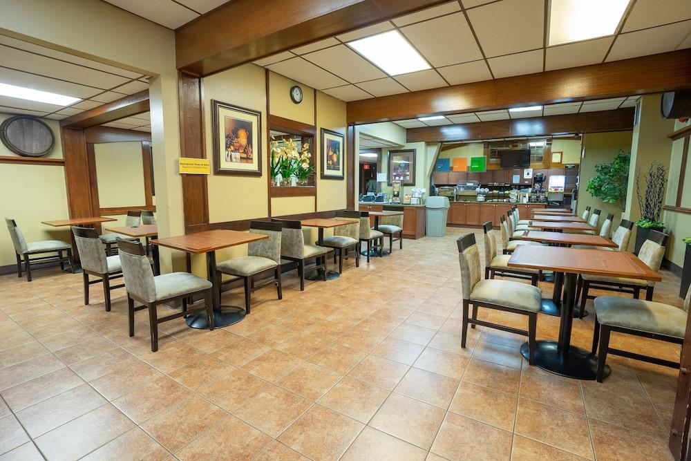 Comfort Inn & Suites Edmonton Exterior photo