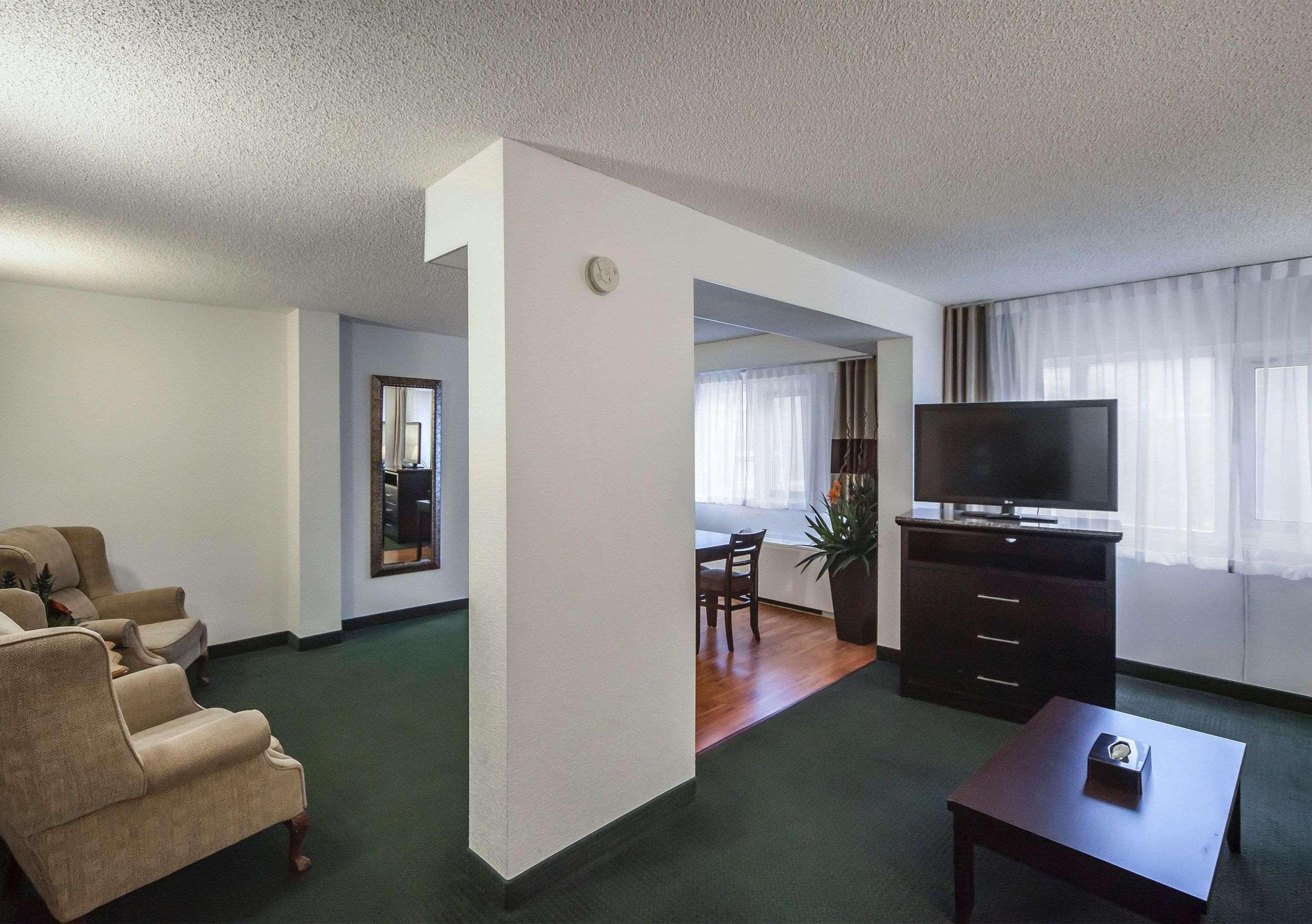 Comfort Inn & Suites Edmonton Exterior photo