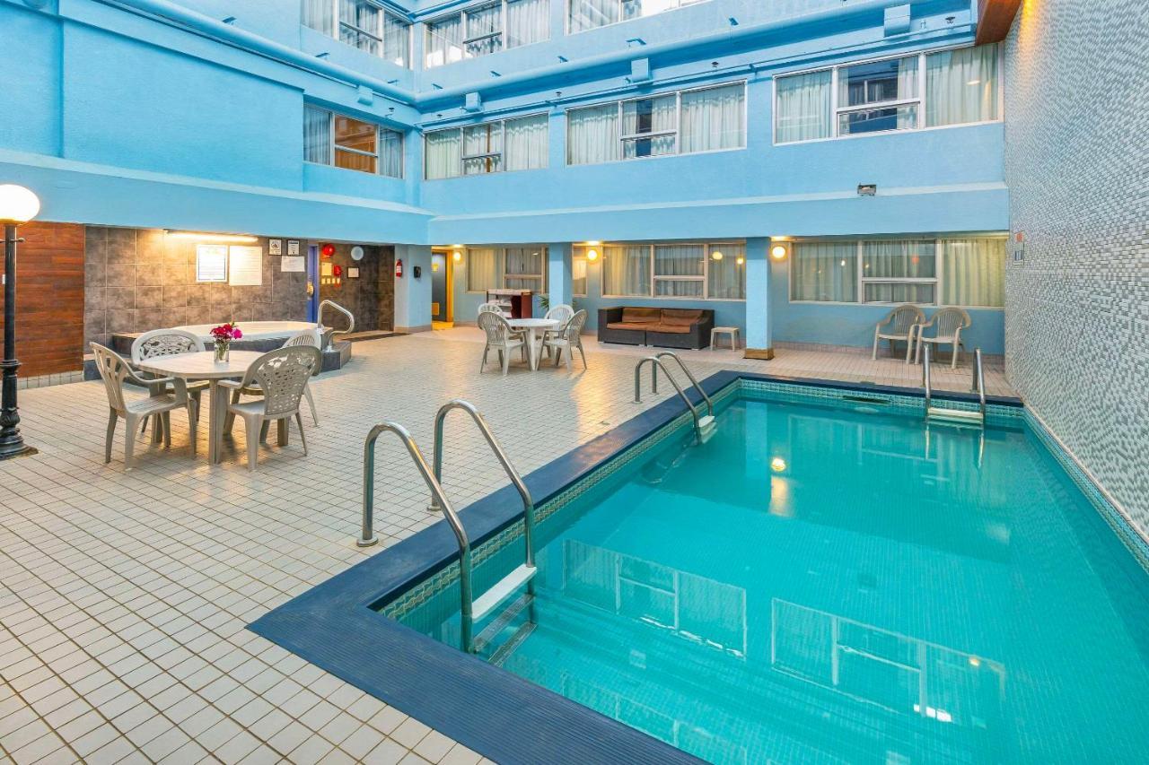 Comfort Inn & Suites Edmonton Exterior photo