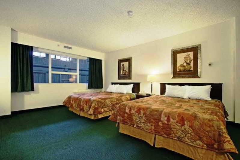 Comfort Inn & Suites Edmonton Exterior photo
